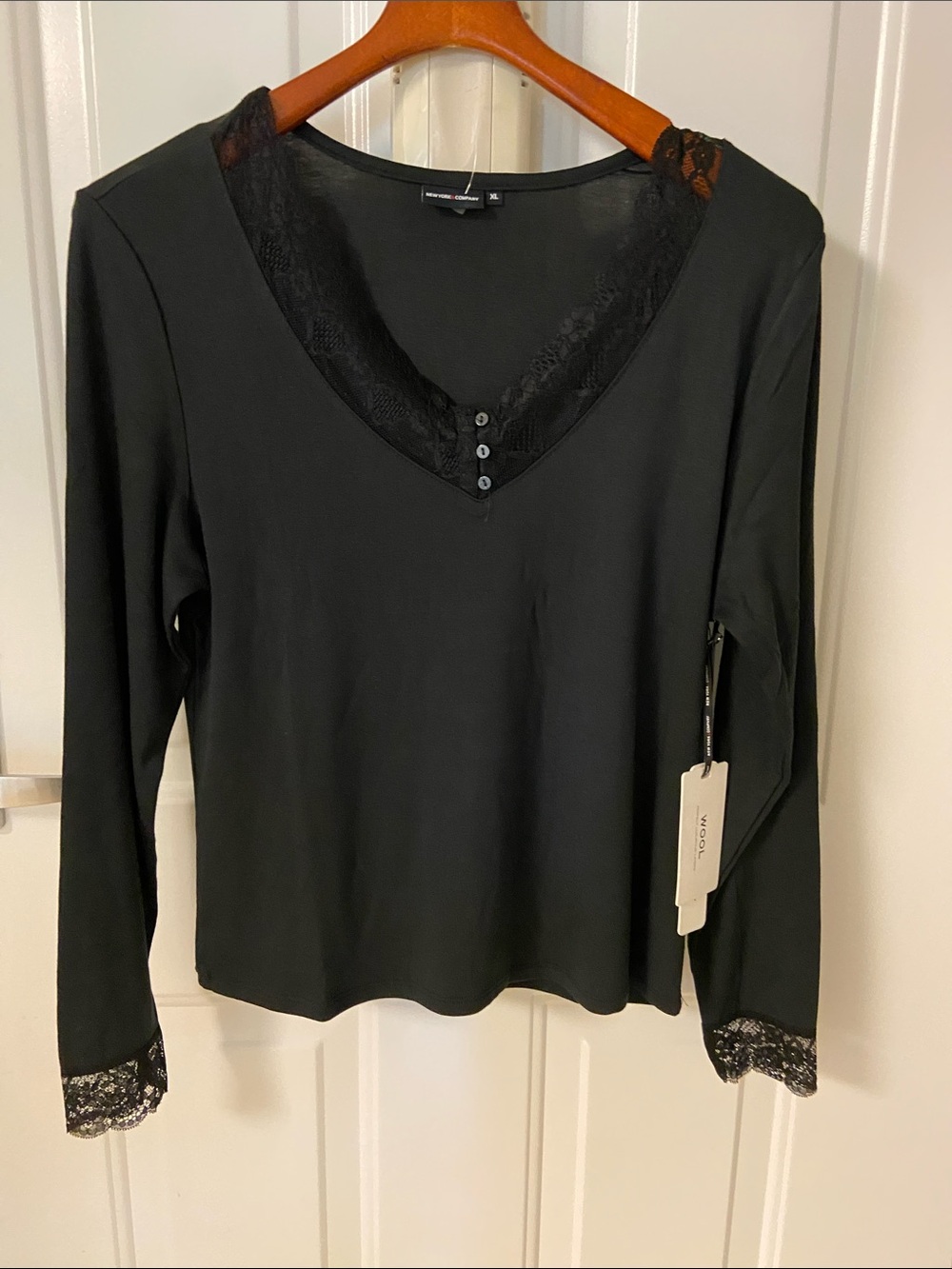 🖤Lace-Trim V-Neck Long Sleeve Tee🖤
